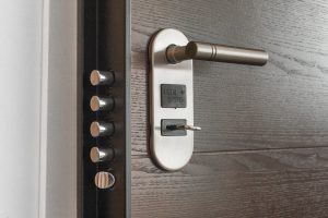 aprire porta di casa senza chiavi