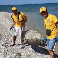 I Ministri Volontari di Scientology mantengono la loro spiaggia pulita.